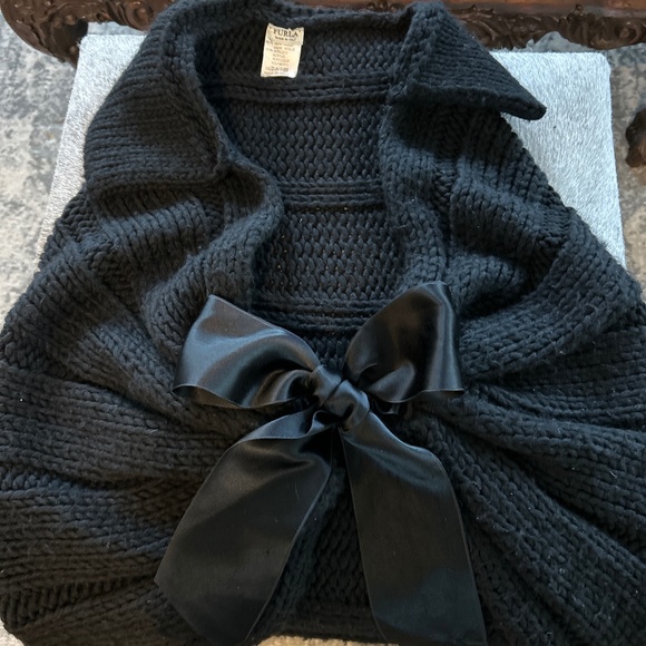 Furla knit wrap - Italy - Picture 1 of 2